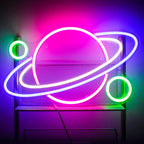 Ein lebendiges und auffälliges LED-Neonschild in Form eines Planeten mit Ringen, der an Saturn erinnert.