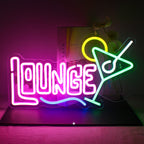 Ein leuchtendes LED-Neonschild mit der Aufschrift „Cocktails Lounge“ in einer stilvollen Schreibschrift.