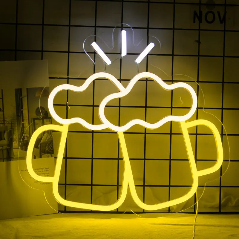 Ein leuchtendes LED-Neonschild in Form eines großen, schäumenden Bierglases.