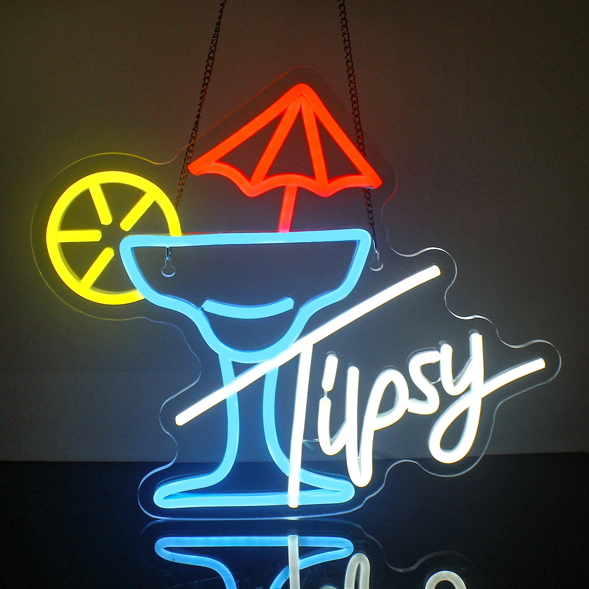 Ein lebendiges LED-Neonschild in Form eines klassischen Martini-Glases mit leuchtendem Umriss in hellen Neonfarben.