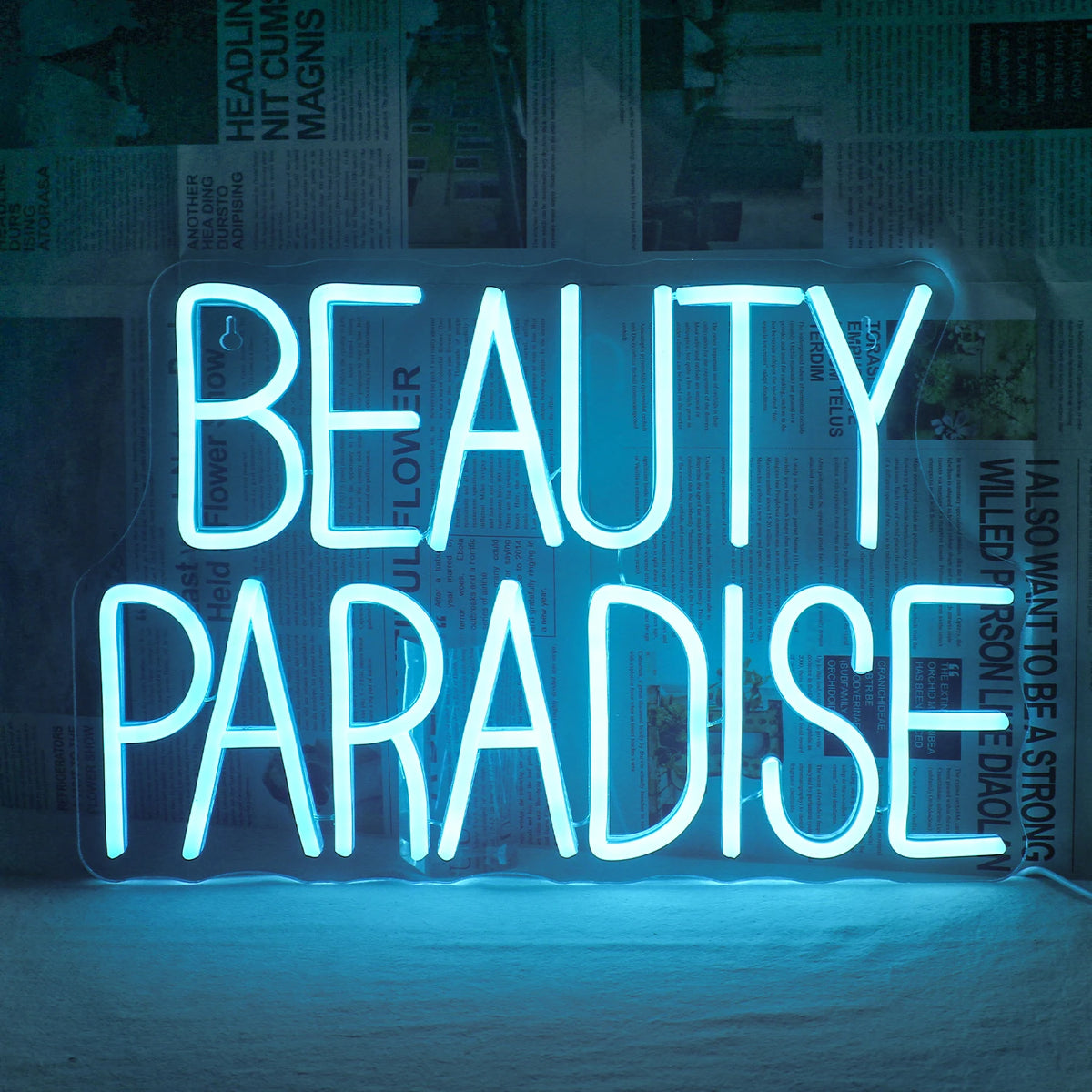 Das Bild zeigt ein leuchtendes, handgefertigtes LED-Neonschild mit der Aufschrift „Beauty Paradise“ in eleganter Schreibschrift.