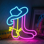 Das Bild zeigt ein LED-Neonschild mit Cowboystiefeln, das die lebendige, leuchtende Silhouette eines klassischen Cowboystiefels zeigt.