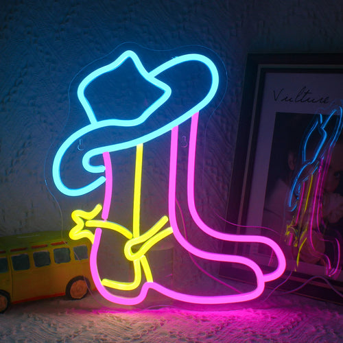 Das Bild zeigt ein LED-Neonschild mit Cowboystiefeln, das die lebendige, leuchtende Silhouette eines klassischen Cowboystiefels zeigt.