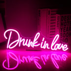 Ein lebendiges, handgefertigtes LED-Neonschild mit dem Satz „Drunk In Love“ in stilvoller Schreibschrift.