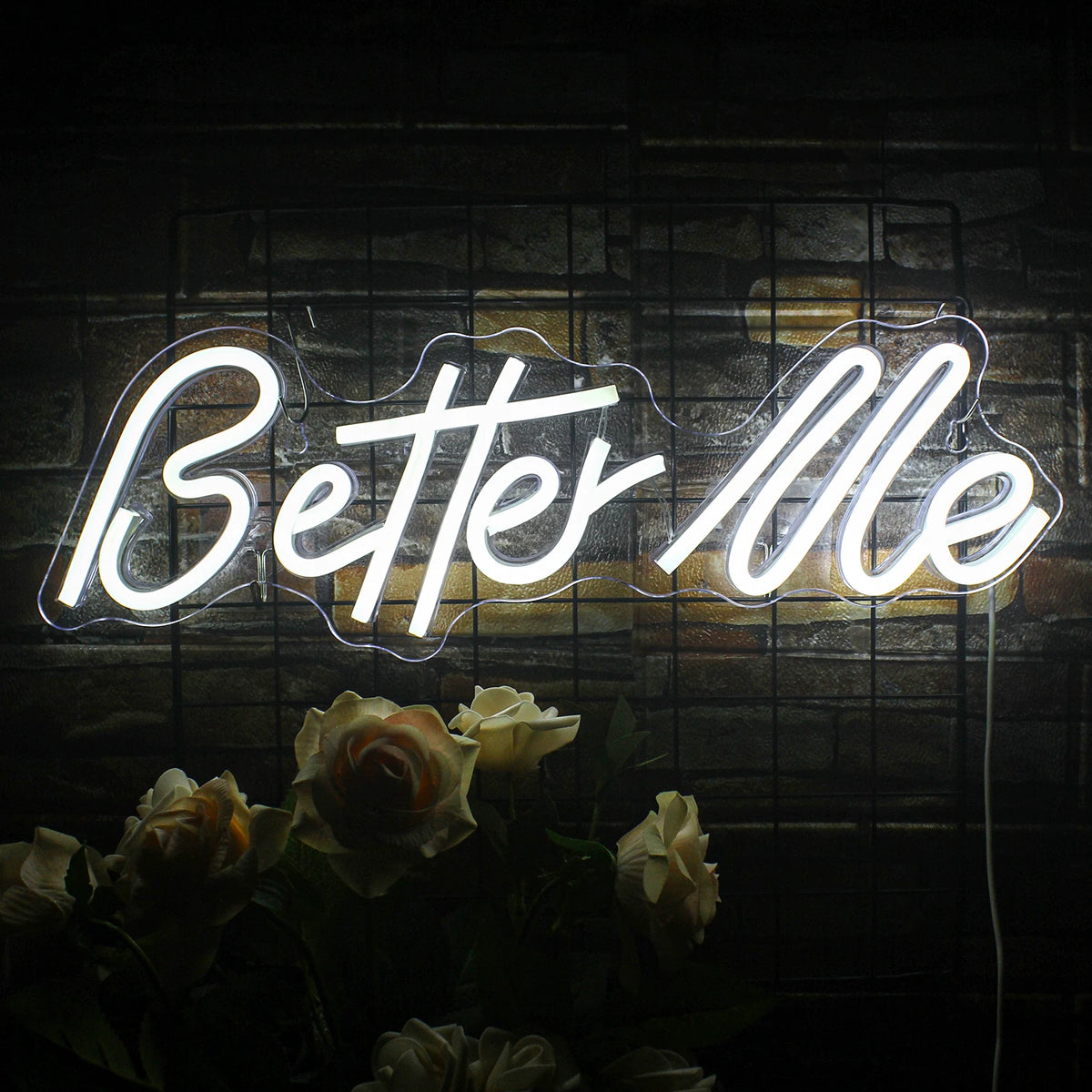 Ein stilvolles LED-Neonschild mit den Worten „Better Me“ in leuchtend weißen Schreibschriftbuchstaben.