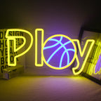 Das Bild zeigt ein leuchtendes LED-Neonschild in Form eines Basketballs und eines Korbs.