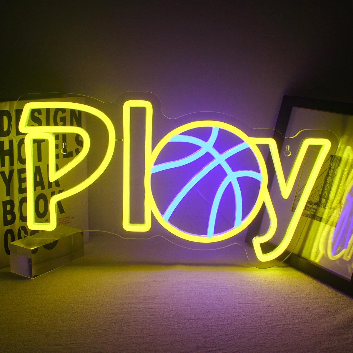 Das Bild zeigt ein leuchtendes LED-Neonschild in Form eines Basketballs und eines Korbs.