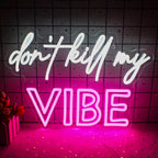 Das Bild zeigt ein leuchtendes LED-Neonschild mit dem Satz „Don’t Kill My Vibe“ in einer stilvollen Schreibschrift.