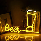 Das Bild zeigt ein leuchtendes LED-Neonschild mit der Aufschrift „Bier“, das in einem fröhlichen Bernsteinton leuchtet.