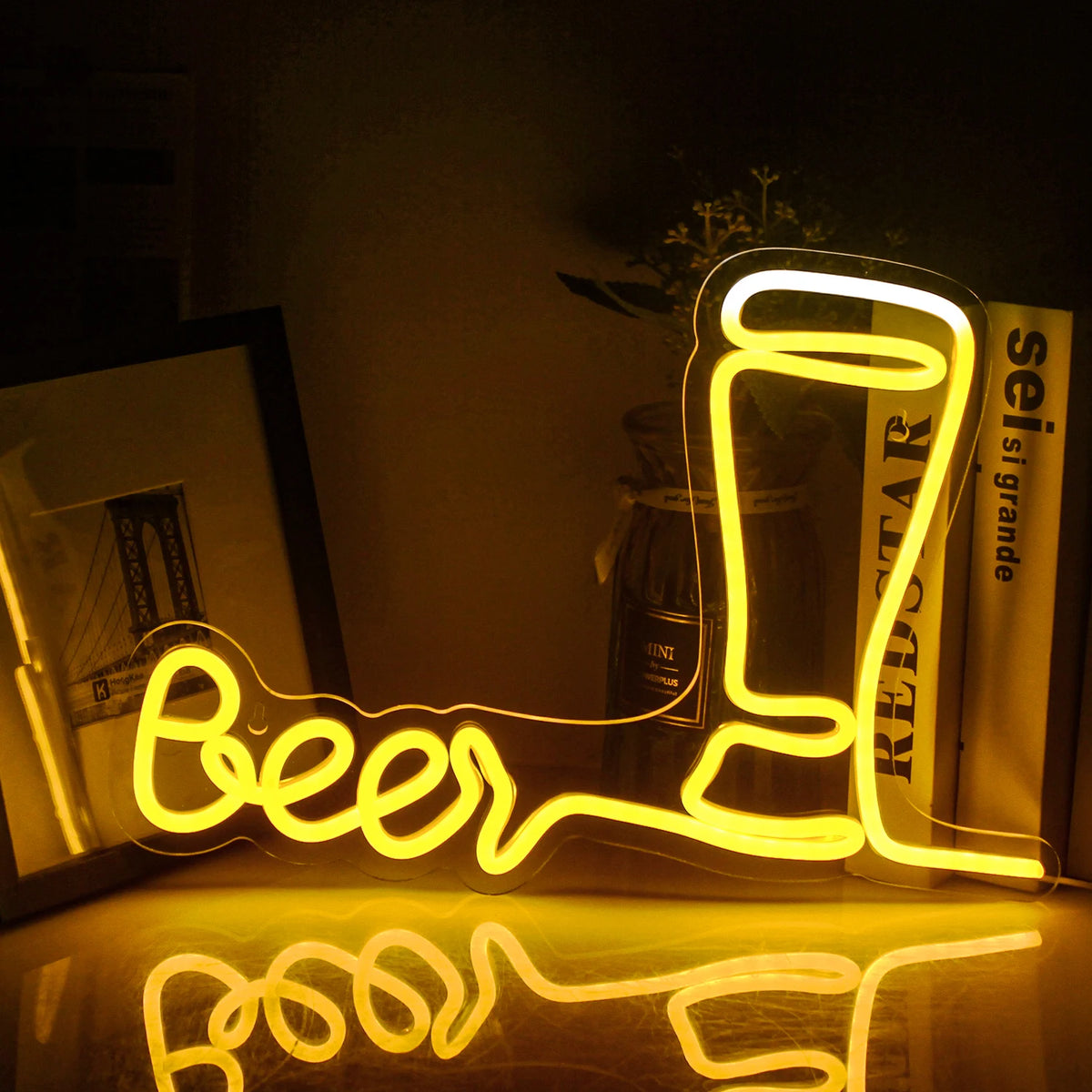 Das Bild zeigt ein leuchtendes LED-Neonschild mit der Aufschrift „Bier“, das in einem fröhlichen Bernsteinton leuchtet.