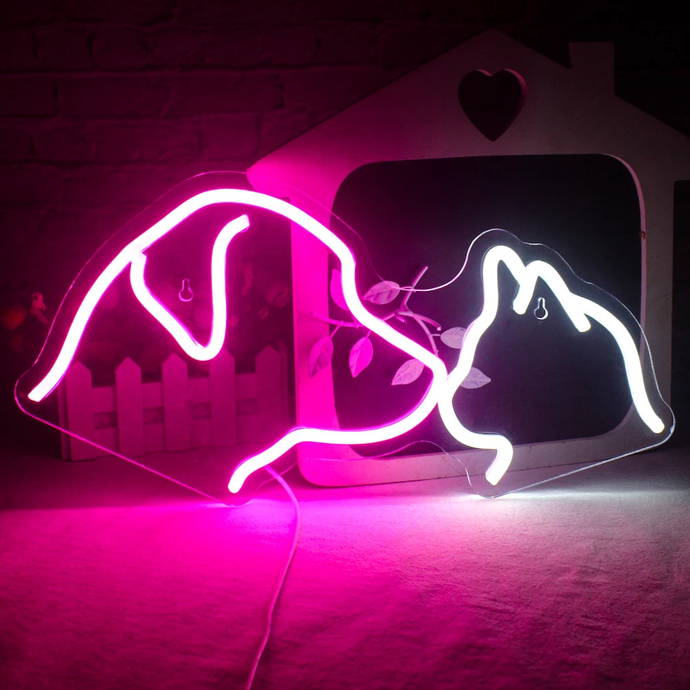 Das Bild zeigt ein lebendiges, preisgünstiges LED-Neonschild, das die Umrisse eines Hundes und einer Katze zeigt, die nebeneinander sitzen.