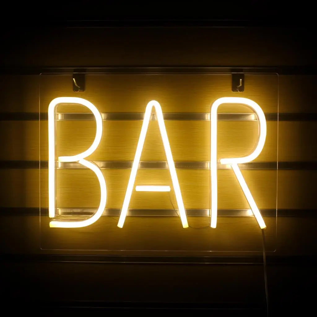Das Bild zeigt ein leuchtendes und auffälliges LED-Neonschild mit dem Wort „BAR“ in fetten Großbuchstaben.