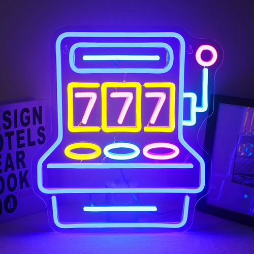 Das Bild zeigt ein lebendiges, handgefertigtes LED-Neonschild mit dem Text „777 Game Room“ in fetten, auffälligen Buchstaben.