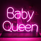 Ein leuchtendes LED-Neonschild mit den Worten „Baby Queen“ in einer fesselnden Schreibschrift.