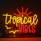 Ein Bild, das ein leuchtendes LED-Neonschild zeigt, auf dem in leuchtenden Farben „Tropical Vibes“ steht.