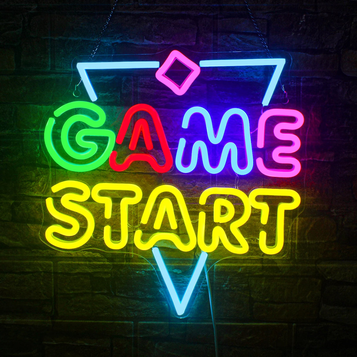 Das Bild zeigt ein leuchtendes LED-Neonschild mit der Aufschrift „Game Start“, das ein helles, elektrisch blaues Licht ausstrahlt.