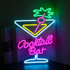 Das Bild zeigt ein leuchtendes LED-Neonschild, das für eine Cocktailbar entworfen wurde.