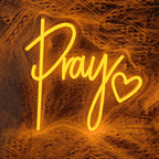 Ein leuchtendes LED-Neonschild mit der stilisierten Silhouette einer Kirche.