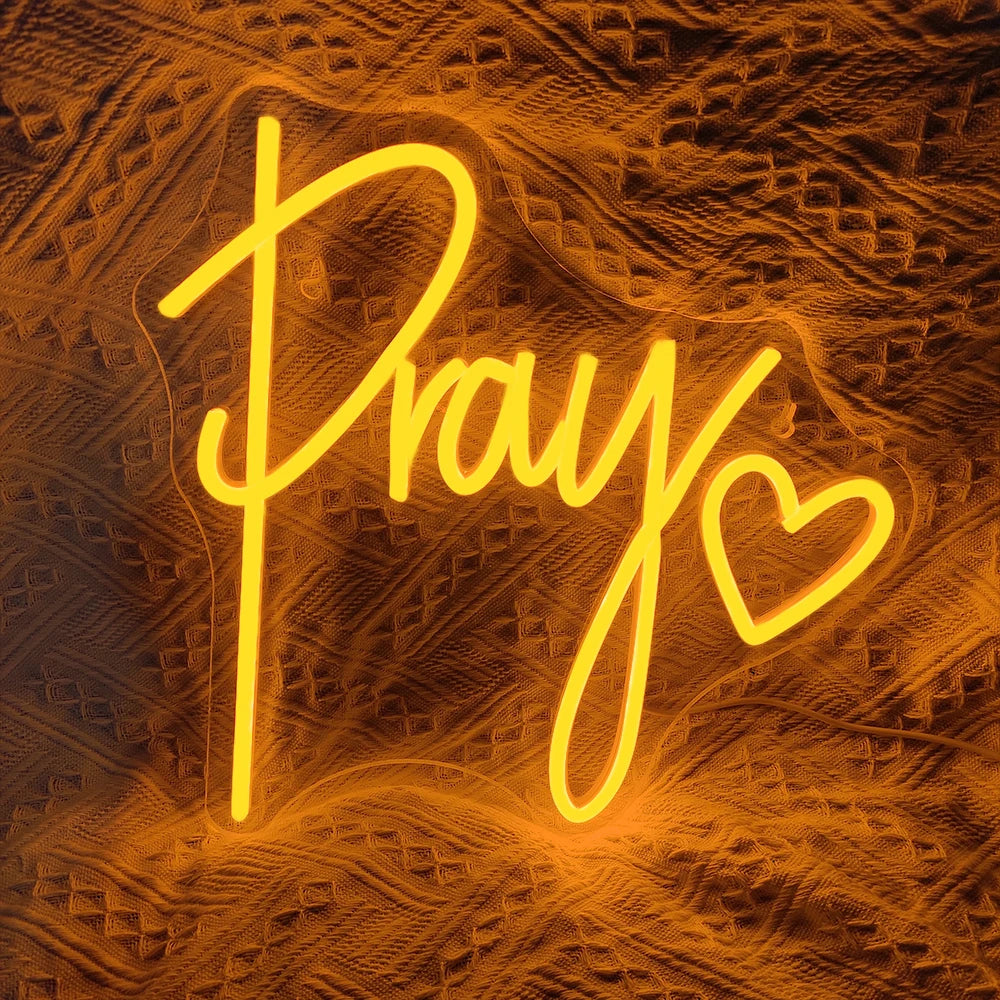 Ein leuchtendes LED-Neonschild mit der stilisierten Silhouette einer Kirche.