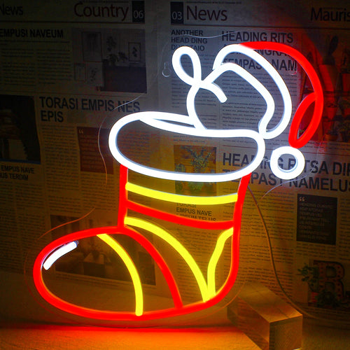 Ein leuchtendes LED-Neonschild mit bunten Weihnachtssocken.