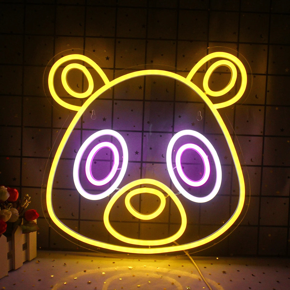 Das Bild zeigt ein lebendiges, handgefertigtes LED-Neonschild in Form einer entzückenden Bärenfigur, inspiriert vom Anime-Kunststil.