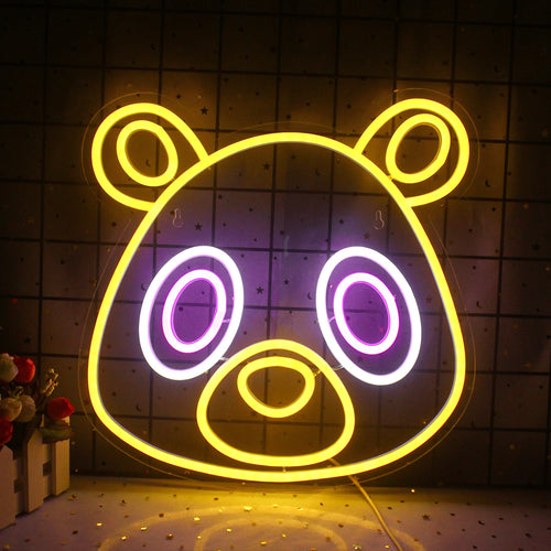 Das Bild zeigt ein lebendiges, handgefertigtes LED-Neonschild in Form einer entzückenden Bärenfigur, inspiriert vom Anime-Kunststil.