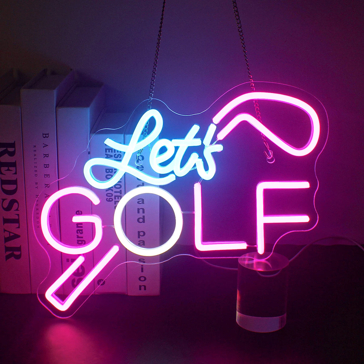 Ein leuchtendes LED-Neonschild mit den Worten „Let’s Golf“ in leuchtenden Grün- und Weißtönen.