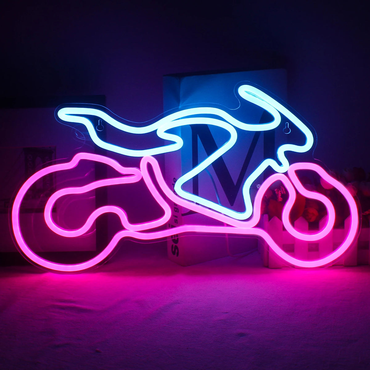 Das Bild zeigt ein leuchtendes LED-Neonschild mit der Silhouette eines klassischen Motorrads.