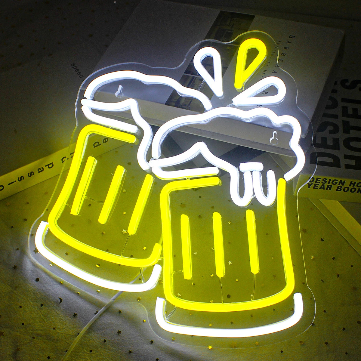 Das Bild zeigt ein farbenfrohes, handgefertigtes LED-Neonschild mit dem Satz „Beer Cheers“ in hellen, leuchtenden Buchstaben.