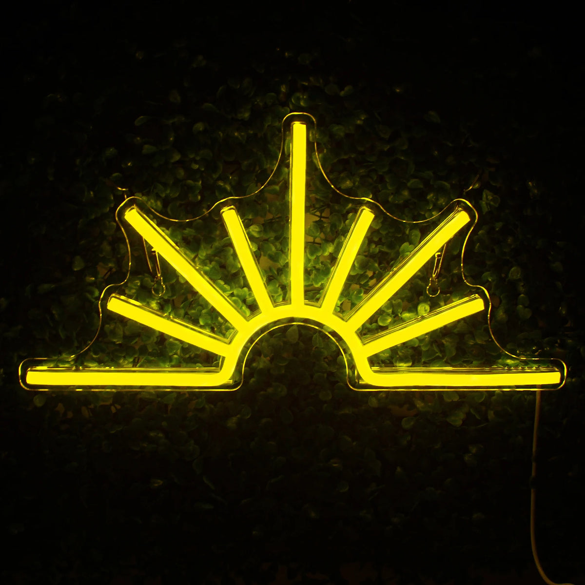 Ein lebendiges LED-Neonschild mit einer leuchtend gelben Sonne und strahlenden Strahlen, umgeben von einem warmen Schein.