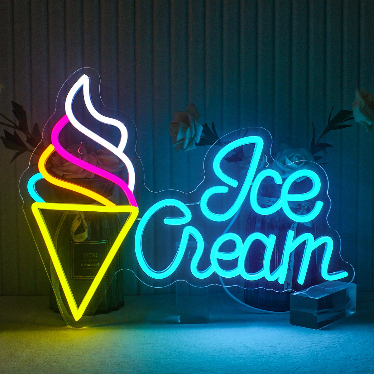 Das Bild zeigt ein leuchtendes LED-Neonschild in Form einer Eistüte.
