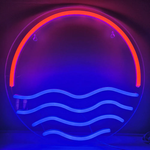 Das Bild zeigt ein lebendiges und auffälliges LED-Neonschild, das einen atemberaubenden Sonnenuntergang über dem Meer darstellt.