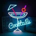 Das Bild zeigt ein leuchtendes LED-Neonschild mit dem Wort „Cocktails“ in einer verspielten, kursiven Schriftart.