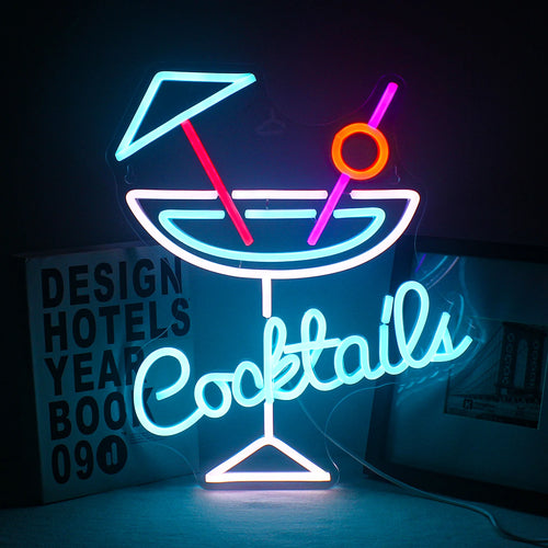 Das Bild zeigt ein leuchtendes LED-Neonschild mit dem Wort „Cocktails“ in einer verspielten, kursiven Schriftart.