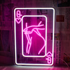 Das Bild zeigt ein LED-Neonschild mit der stilisierten Darstellung einer Frau, die aus Spielkartenelementen besteht.
