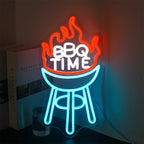 Ein leuchtendes LED-Neonschild mit der Aufschrift „BBQ Time“ in einer verspielten Schreibschrift.