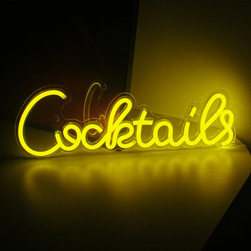 Ein leuchtendes LED-Neonschild in Form eines klassischen Cocktailglases mit einer leuchtenden Kombination aus rosa und blauen Lichtern.