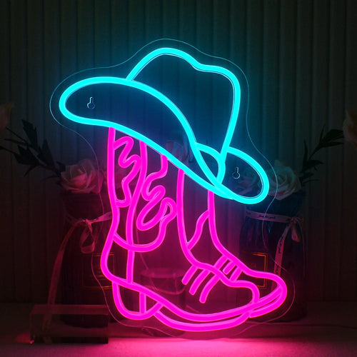 Das Bild zeigt ein leuchtendes LED-Neonschild mit dem stilisierten Design eines Cowboystiefels und -huts.