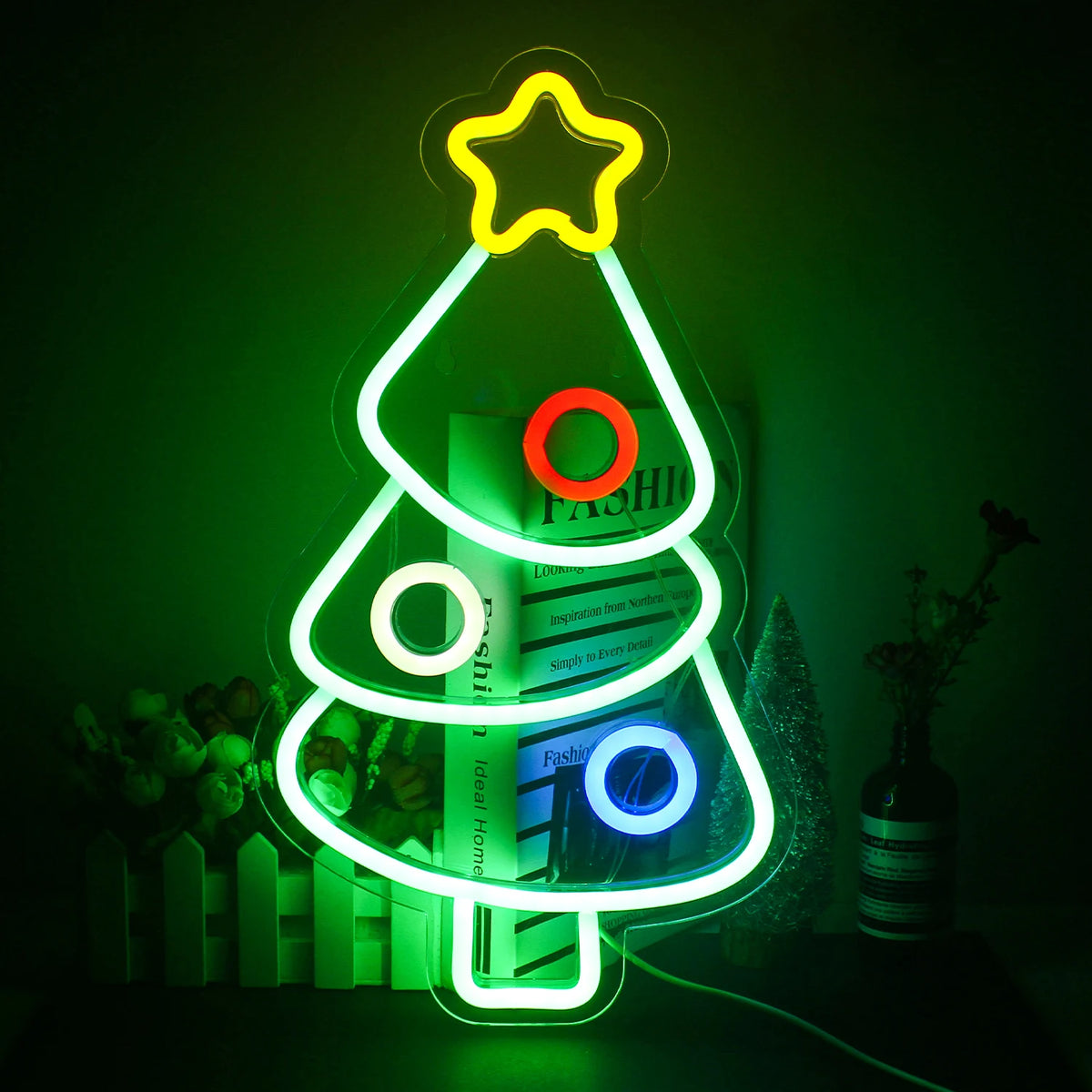 Ein festliches LED-Neonschild mit Weihnachtsbaum leuchtet hell vor einem dunklen Hintergrund.