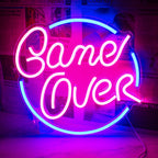Das Bild zeigt ein LED-Neonschild mit der Aufschrift „Game Over“ und fettem, stilisiertem Schriftzug.
