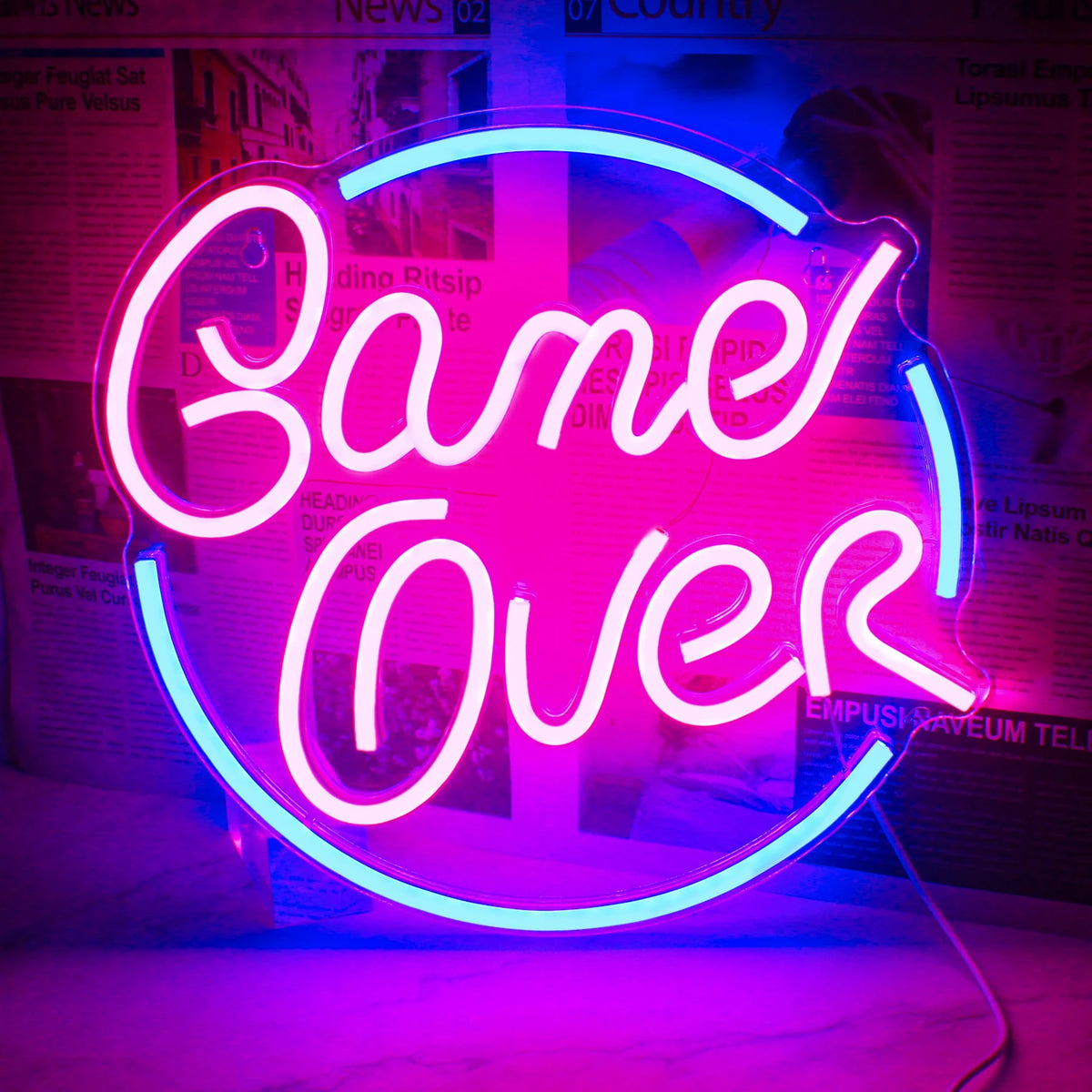 Das Bild zeigt ein LED-Neonschild mit der Aufschrift „Game Over“ und fettem, stilisiertem Schriftzug.