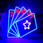 Das Bild zeigt ein leuchtendes LED-Neonschild in der Form, das das Wort „Poker“ buchstabiert.