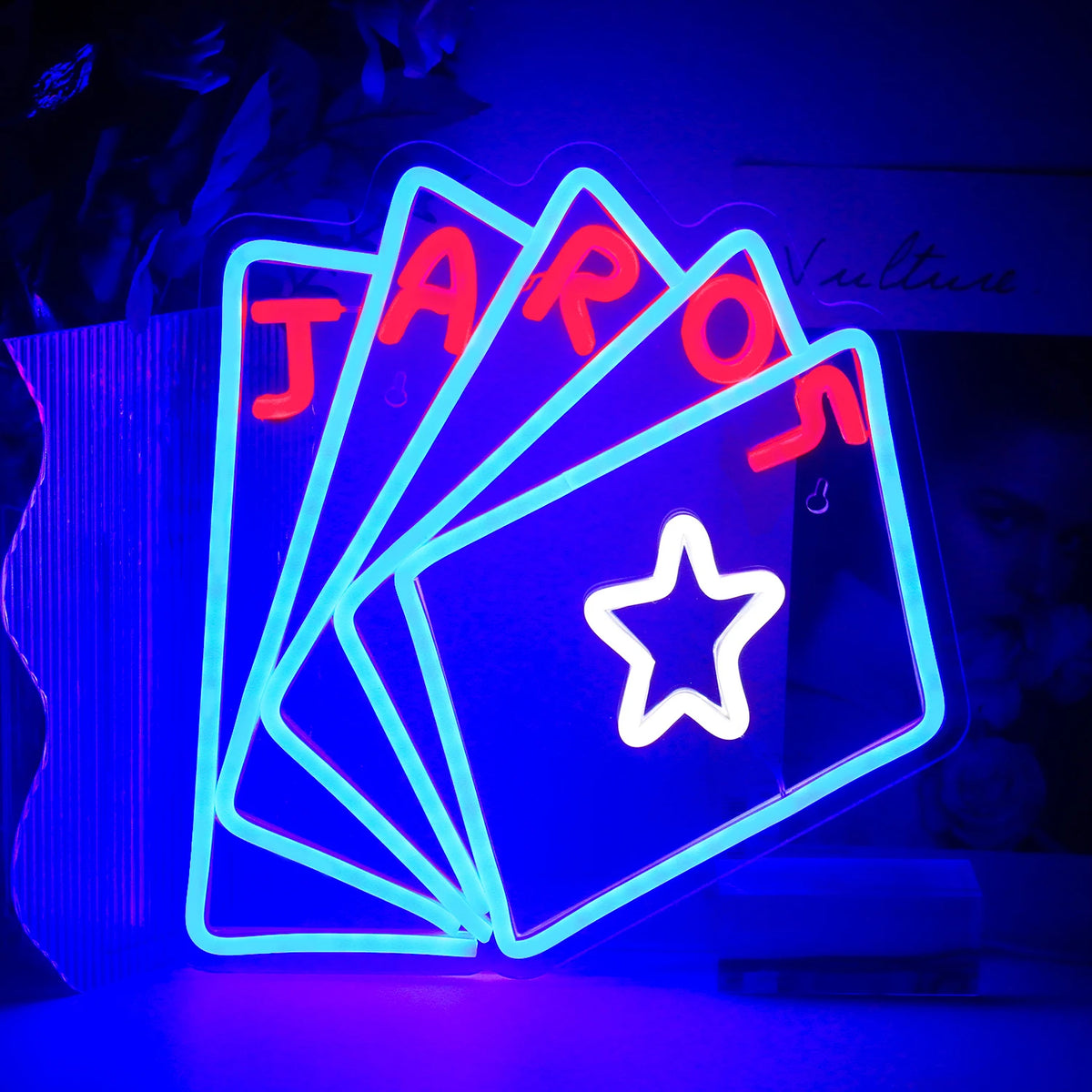 Das Bild zeigt ein leuchtendes LED-Neonschild in der Form, das das Wort „Poker“ buchstabiert.