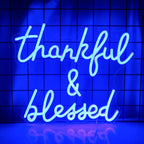 Das Bild zeigt ein leuchtendes LED-Neonschild mit der Aufschrift „Thankful and Blessed“.