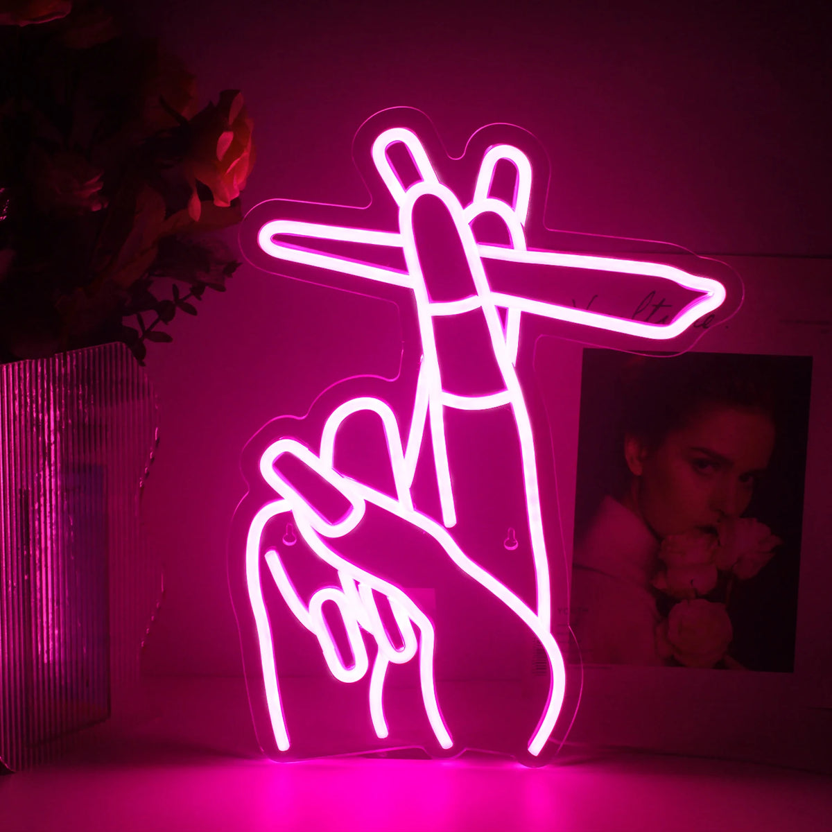 Ein LED-Neonschild in Form einer Hand, die eine Friedensgeste macht.