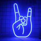 Bild mit einem leuchtenden LED-Neonschild in Form einer Friedensgeste.