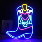 Ein leuchtendes LED-Neonschild in Form eines Cowboystiefels, das hell in warmen Farben leuchtet.