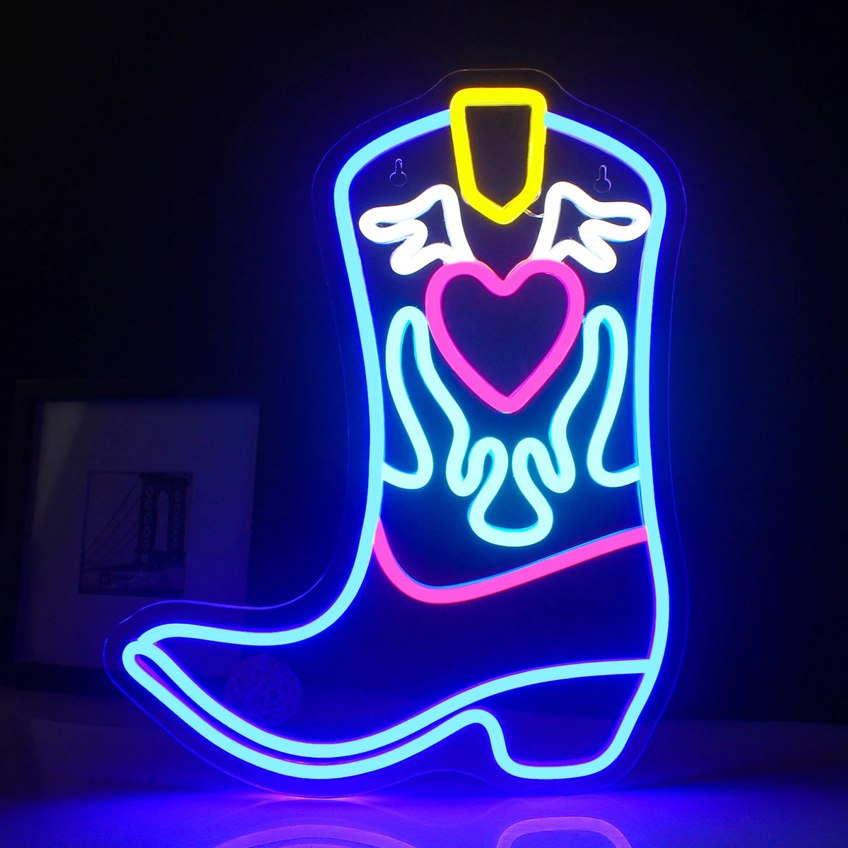 Ein leuchtendes LED-Neonschild in Form eines Cowboystiefels, das hell in warmen Farben leuchtet.