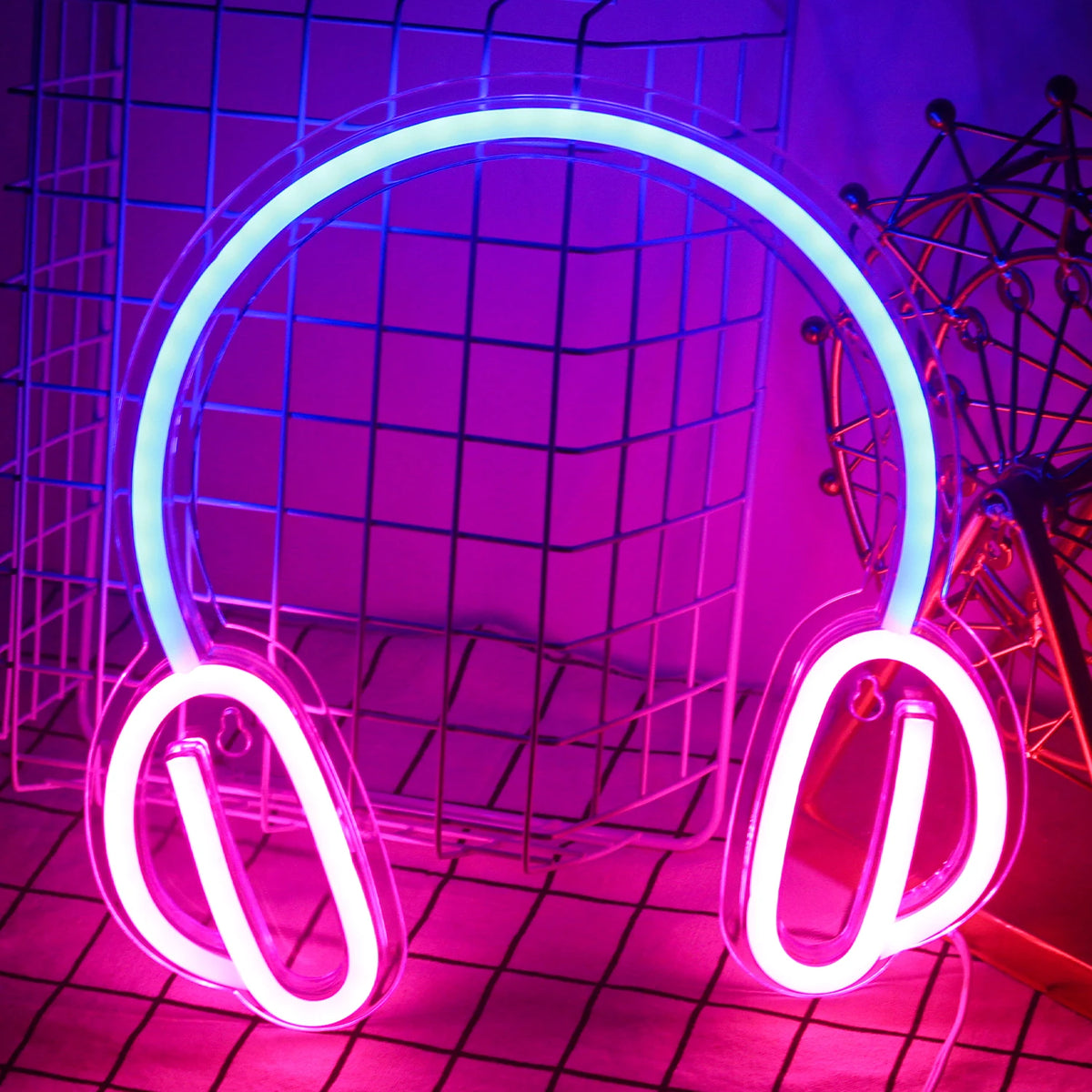 Das Bild zeigt ein lebendiges, handgefertigtes LED-Neonschild in Form von Kopfhörern.