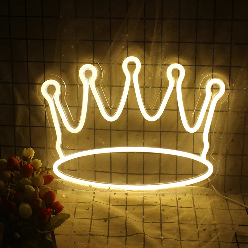 Ein lebendiges LED-Neonschild in Form einer Krone mit glatten, eleganten Linien und leuchtendem Schein.